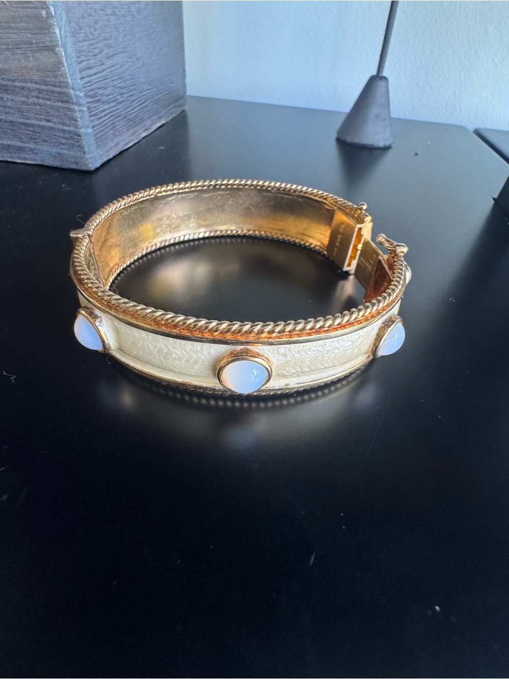 Vintage Metropolitan Museum of Art MMA USA Gold Tone Hinged Cuff Bracelet